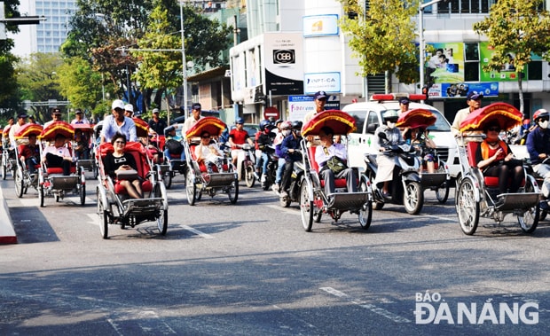 Du khách đến Đà Nẵng sẽ có trải nghiệm tuyệt vời hơn khi tìm hiểu thông tin về điểm đến từ nguồn đầu mối đáng tin cậy. Ảnh: HOÀNG HÂN