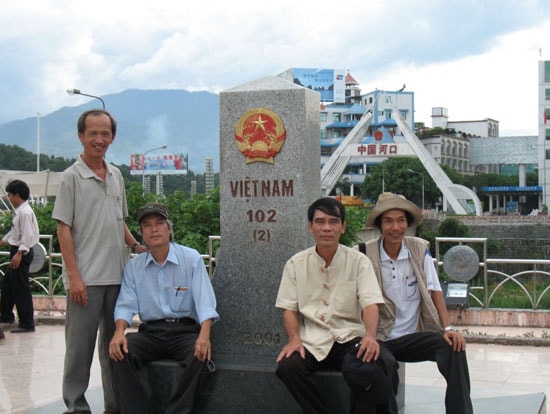 Nhà văn Lê Trâm (thứ 3, từ trái sang) cùng các văn nghệ sĩ Quảng Nam đi thực tế Tây Bắc.Ảnh: P.V.M