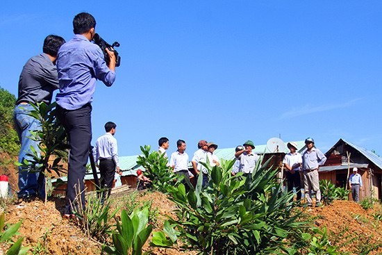 Phóng viên Đài QRT tác nghiệp tại khu vực sạt lở ở Đông Giang, trong chuyến kiểm tra thực tế của đoàn công tác UBND tỉnh. Ảnh: ALĂNG NGƯỚC
