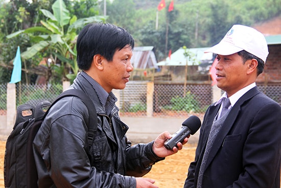 Phóng viên VOV, thường trú tại miền Trung phỏng vấn đại diện lãnh đạo xã A Nông (Tây Giang) trong dịp công nhận đạt chuẩn nông thôn mới. Ảnh: ALĂNG NGƯỚC