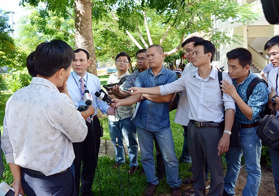 Các nhà báo phỏng vấn chuyên gia Nhật Bản tại hội thảo tìm giải pháp chống sạt lở bờ biển Cửa Đại (TP.Hội An) năm 2015.Ảnh: HỮU PHÚC