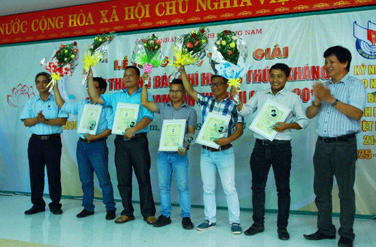 Trao thưởng cho các tác giả đoạt Giải thưởng báo chí Huỳnh Thúc Kháng lần thứ VIII (2013 - 2014). 