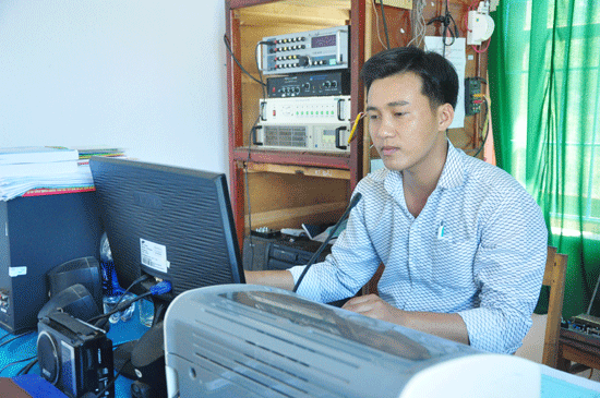 Anh Bùi Văn Ba chuẩn bị chương trình phát sóng đài truyền thanh xã Tam Hòa.