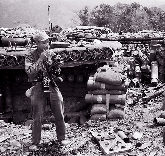 Chân dung nhà nhiếp ảnh Lương Nghĩa Dũng chụp cuối năm 1971 tại chiến dịch Đường 9 - Nam Lào.