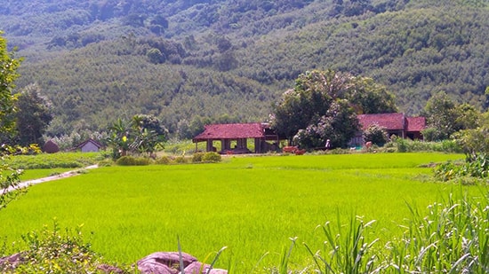 Ngôi làng Lộc Đại nằm giữa thung lũng, nơi ngọn Hòn Tàu án ngữ phía tây đẹp tuyệt mỹ. Ảnh: HOÀNG LIÊN