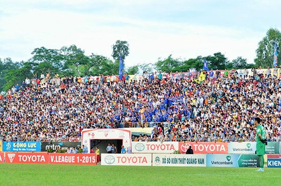 Đội QNK Quảng Nam thi đấu ở V-League được 3 mùa giải nhưng CLB Bóng đá QNK Quảng Nam vẫn chưa đáp ứng tiêu chí chuyên nghiệp. Ảnh: T.VY