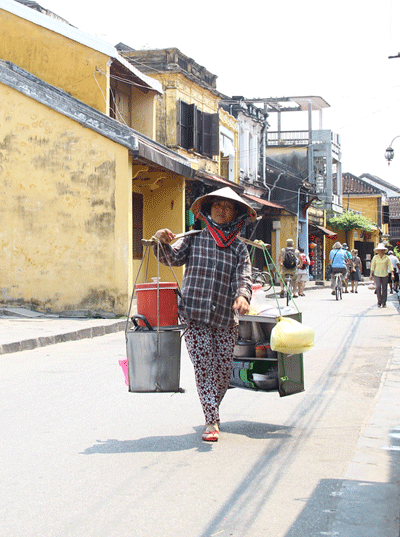 Tảo tần một gánh hàng rong. Ảnh: H.X.H