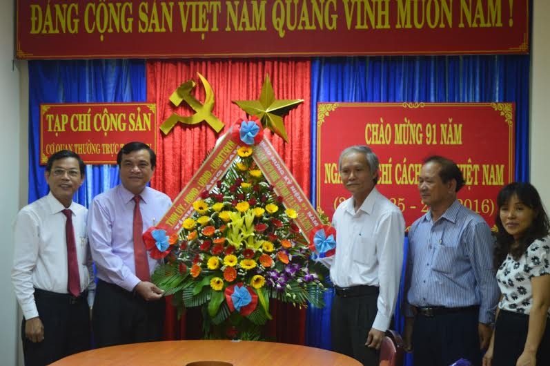 Đồng chí Phan Việt Cường và Nguyễn Chín thăm và tặng hoa Cơ quan Tạp chí Cộng Sản thường trú tại Tp. Đà Nẵng.