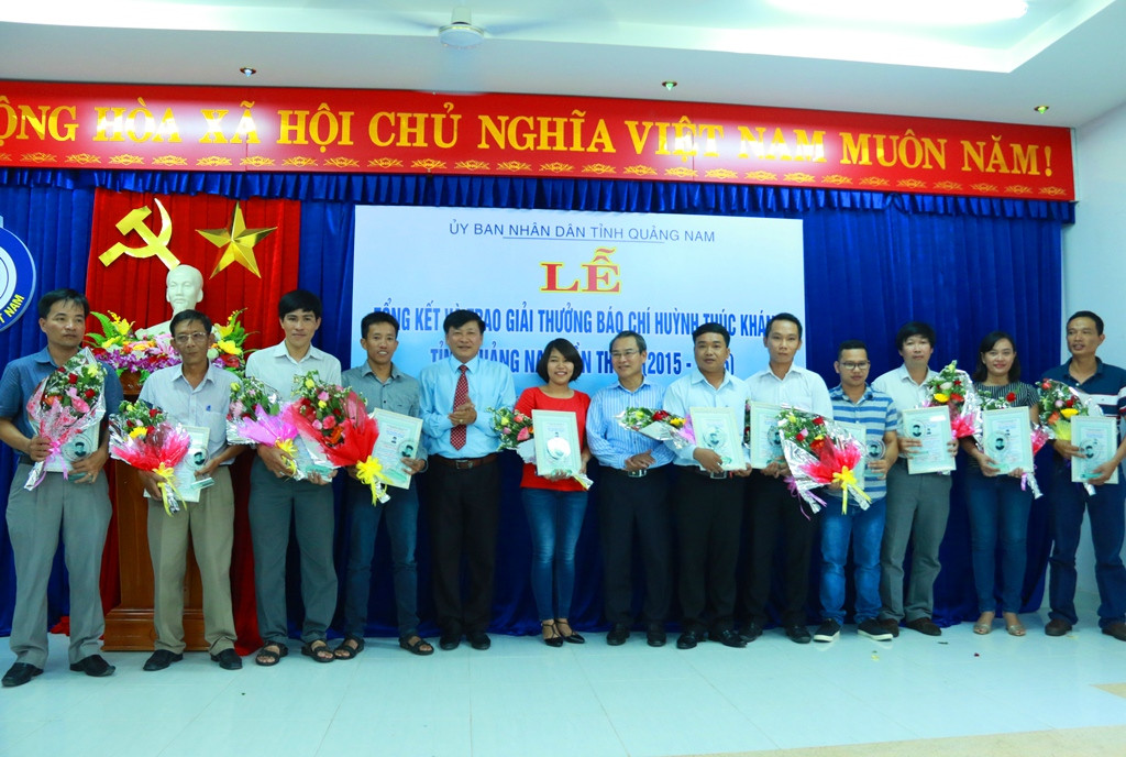 Các tác giả có tác phẩm đoạt giải Nhì nhận giải tại Giải thưởng báo chí Huỳnh Thúc Kháng năm 2013 - 2014. Ảnh: A.N