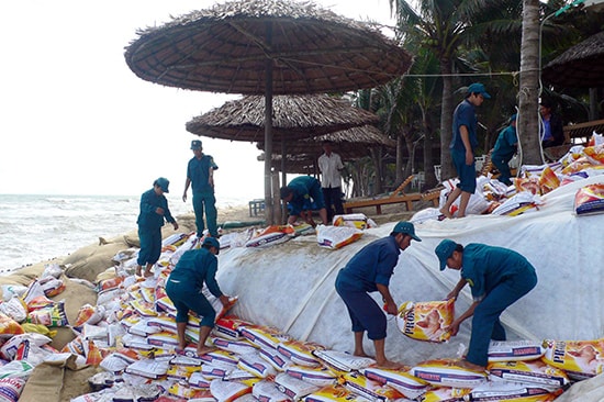 Kè chống sạt lở biển Cửa Đại.  Ảnh: QUỐC HẢI