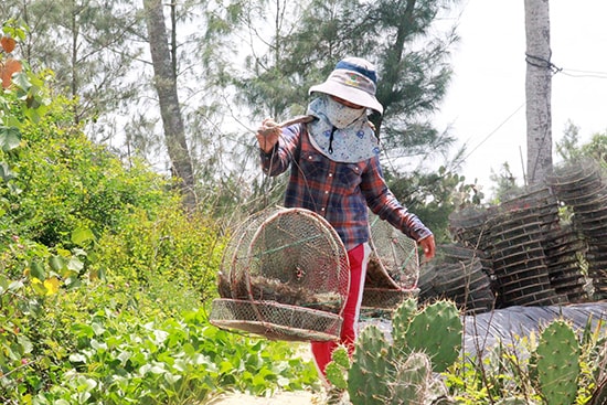 Gánh tôm thuê giữa trời nắng. Ảnh: HỒNG BẰNG