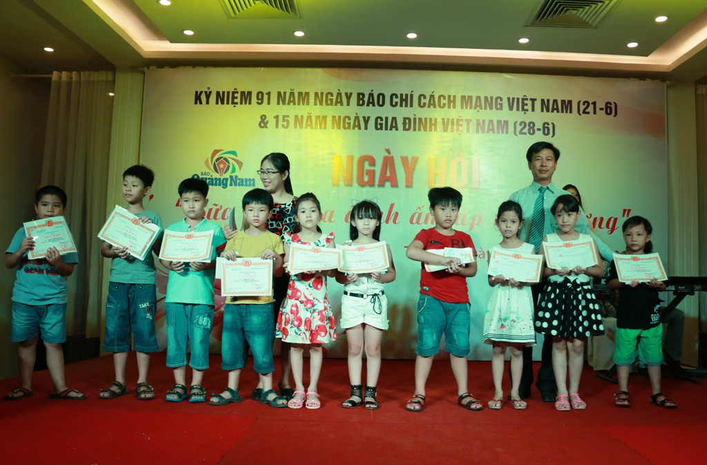 Trao thưởng cho con em cán bộ, viên chức Báo Quảng Nam có thành tích xuất sắc trong học tập