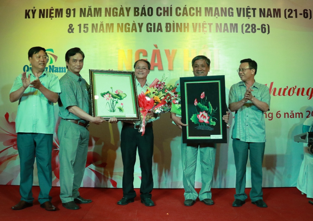 Đại diện lãnh đạo Báo Quảng Nam chia tay các cán bộ về nghỉ hưu theo chế độ