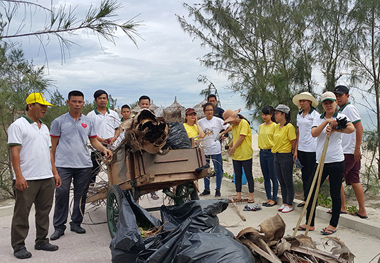 Nhân viên tập đoàn Khánh sạn Mường Thanh (Hội An) và thành quả sau một buổi dọn vệ sinh môi trường.