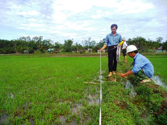 Đo đạc dồn điển đổi thửa để sản xuất vụ hè thu năm 2016 tại xã Tam Ngọc.Ảnh: X.TRƯỜNG