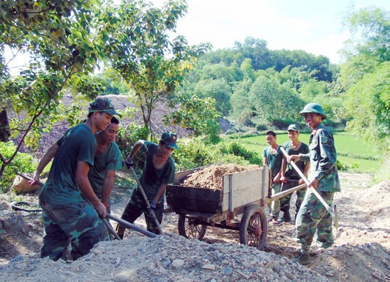 Cán bộ, chiến sĩ Kho kỹ thuật K55 Cục kỹ thuật Quân khu 5 giúp dân làm đường. Ảnh: N.THI