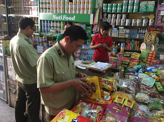 Lực lượng QLTT Quảng Nam kiểm soát mặt hàng thực phẩm.