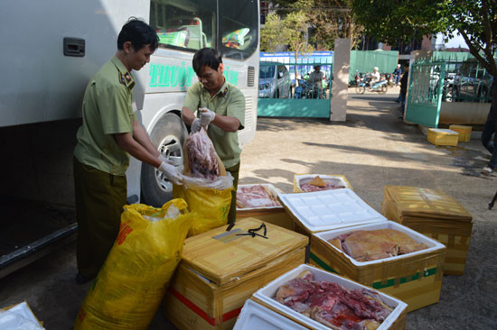 QLTT Đăk Lăk bắt giữ 800kg thịt thối vào đầu năm 2016.