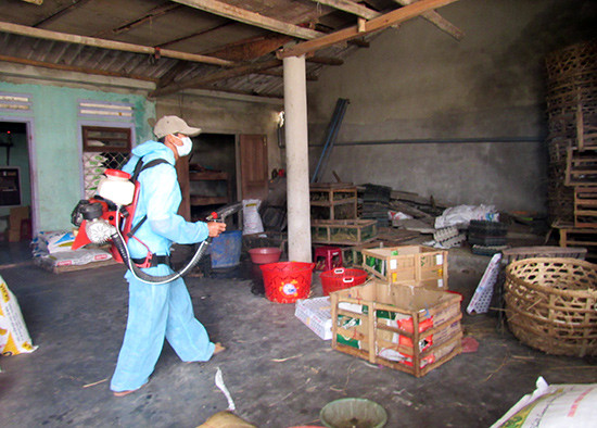 Phun hóa chất tại nhà người dân xã Tam Xuân 1 (Núi Thành)