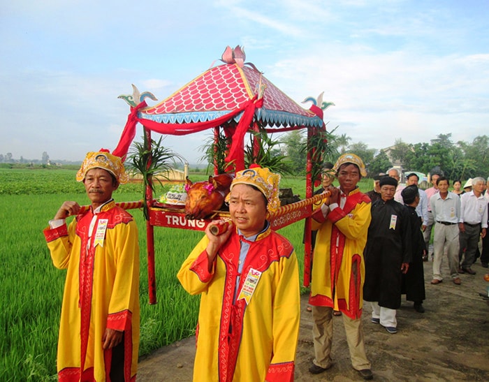 Dân làng dâng lễ cúng các bậc tiền nhân có công mở cõi. 