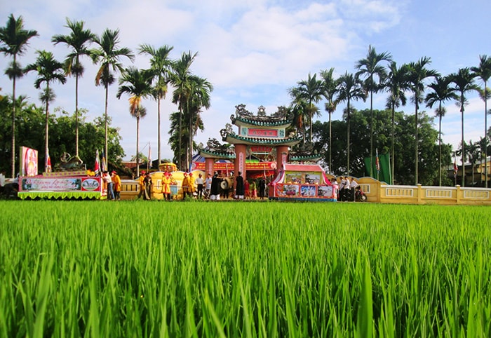 Ngôi nhà thờ tiền hiền của làng Long Xuyên nhìn từ phía đồng lúa.