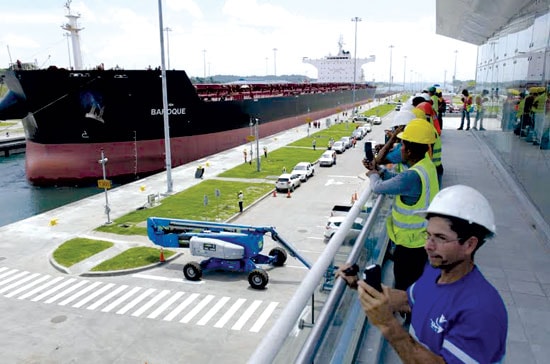 Công nhân làm việc tại kênh đào Panama mở rộng. (Ảnh: wtop)