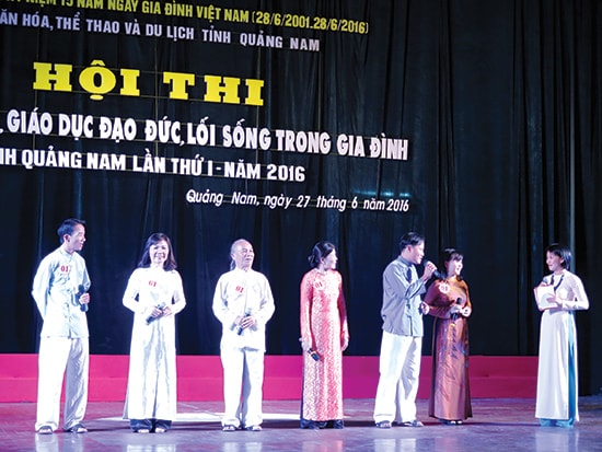 Một gia đình tham gia hội thi. Ảnh: LÊ QUÂN