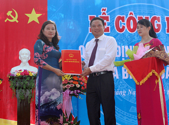 Phó Chủ tịch UBND tỉnh Lê Văn Thanh trao Quyết định thành lập Làng Hòa Bình Quảng Nam cho đại diện lãnh đạo Làng Hòa Bình.