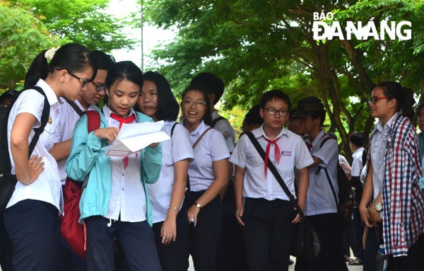 Thí sinh tham gia thi lớp 10 THPT năm học 2016-2017 tại Đà Nẵng. Ảnh: PHƯƠNG TRÀ