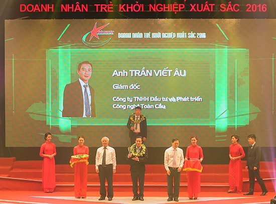 Giám đốc trẻ Trần Viết Âu nhận danh hiệu Doanh nhân trẻ khởi nghiệp xuất sắc năm 2016. Ảnh do nhân vật cung cấp