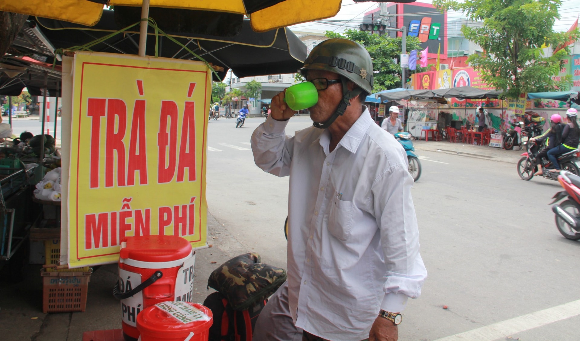 Nhiều lao động nghèo đến thùng trà đá miễn phí để giải khát