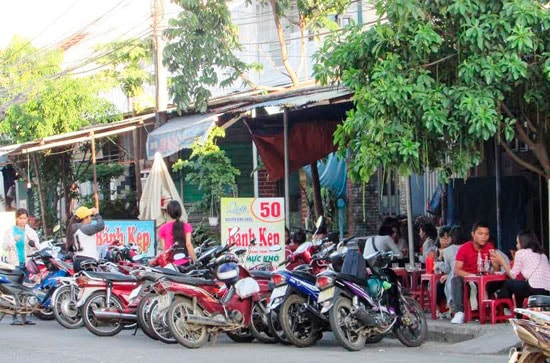 Hàng quán trên vỉa hè các tuyến đường khu vực gần Trường Đại học Quảng Nam luôn đông khách.