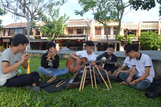 Các thành viên CLB Sáo trúc Điện Bàn cùng nhau giao lưu thổi sáo vào dịp cuối tuần. Ảnh: NHƯ TRANG