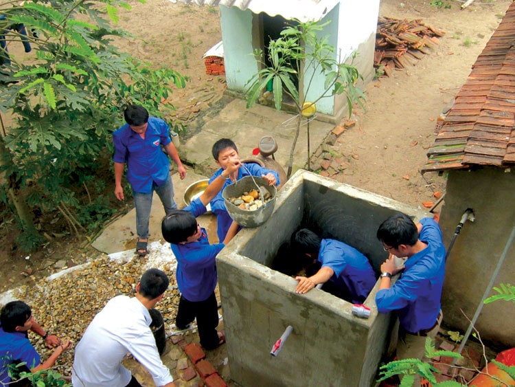 Xây dựng bể lọc nước cho dân là công trình thanh niên của tuổi trẻ Sở Tài nguyên - môi trường - lựa chọn này phù hợp với công việc chuyên môn của đoàn viên. Ảnh: THIÊN NGÂN