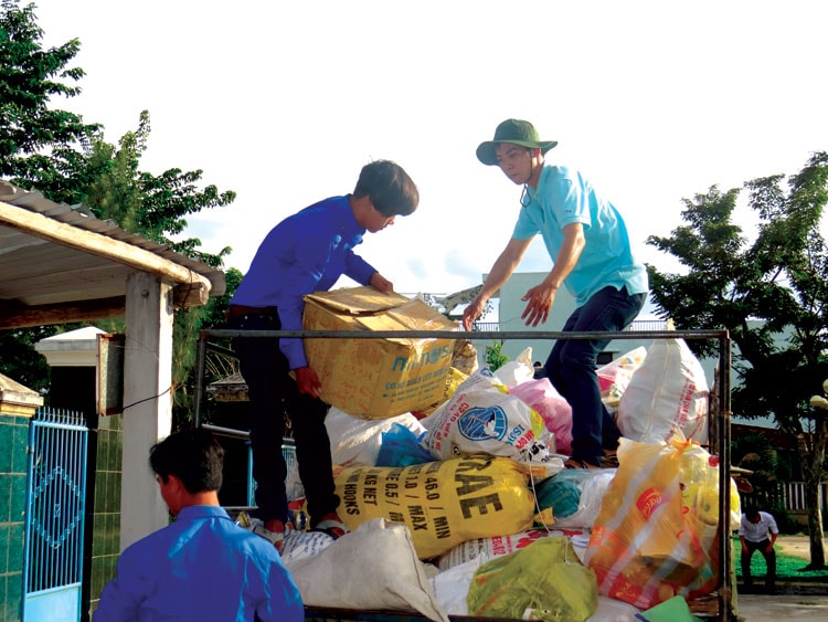 Thị đoàn Điện Bàn triển khai chương trình thu gom chất thải rắn gây quỹ “Tiếp sức đến trường”. Ảnh: THIÊN NGÂN