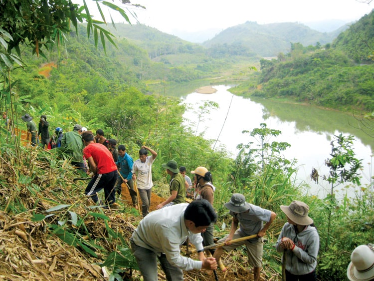 Tuổi trẻ Đông Giang mở đường giúp dân tại bản Ka Đắp, xã Arooih. Ảnh: THIÊN NGÂN