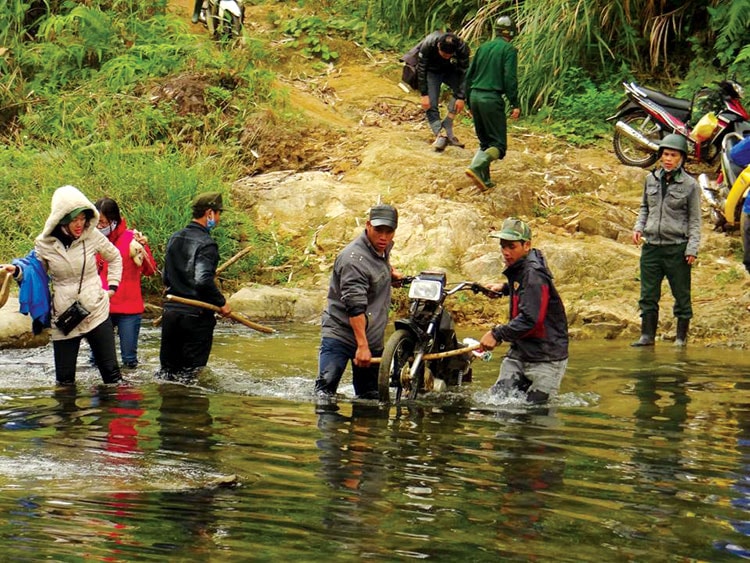 Để thực hiện các chuyến tình nguyện về vùng xa, đôi khi tình nguyện viên phải vượt qua chặng đường vất vả như thế này. Ảnh: PHAN TUẤN