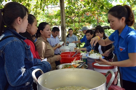 Đoàn trường Trường CĐ Công nghệ - Kinh tế và Thủy lợi miền Trung phục vụ cơm giá 5000/hộp cho thí sinh