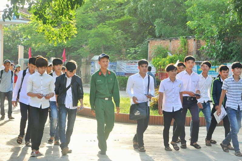Sau lễ khai mạc, nhiều TS đi trễ tại điểm thi Trường THPT Lê Quý Đôn mới được cho vào