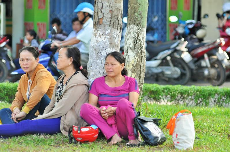 Phụ huynh ngồi chờ TS dự thi trước cổng Trường Đại học Quảng Nam