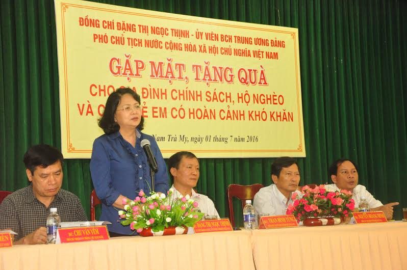Phó Chủ tịch nước Đặng Thị Ngọc Thịnh nói chuyện với các bộ và các hộ gia đình chính sách, hộ nghèo và các cháu học học chăm ngoan của huyện Nam Trà My.