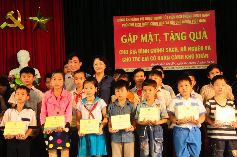 Phó Chủ tịch nước Đặng Thị Ngọc Thịnh tặng quà cho các cháu chăm ngoan, vượt khó của huyện Bắc Trà My.