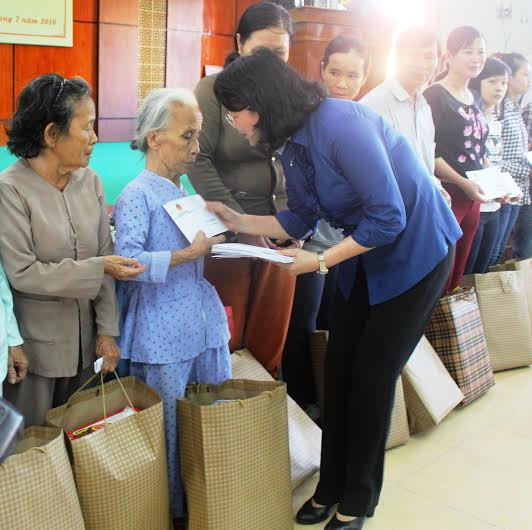 Phó Chủ tịch nước Đặng Thị Ngọc Thịnh tặng quà cho các gia đình chính sách và hộ nghèo huyện Duy Xuyên.