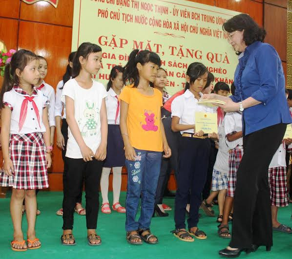 Phó Chủ tịch nước Đặng Thị Ngọc Thịnh tặng quà cho các cháu chăm ngoan, vượt khó học giỏi của huyện Duy Xuyên.