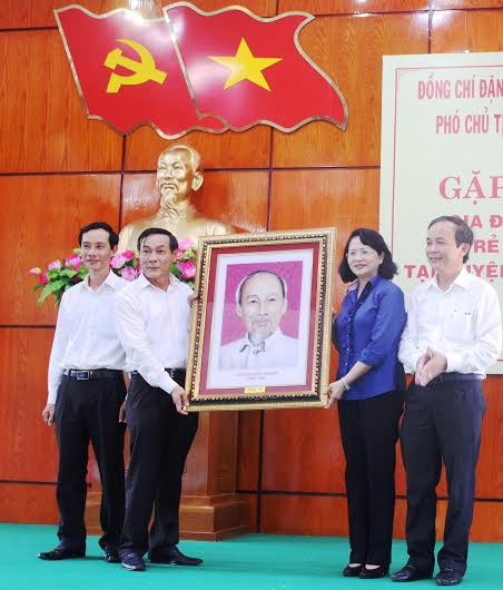 Phó Chủ tịch nước Đặng Thị Ngọc Thịnh tặng quà bức tranh chân dung Bác Hồ cho lãnh đạo huyện Duy Xuyên.