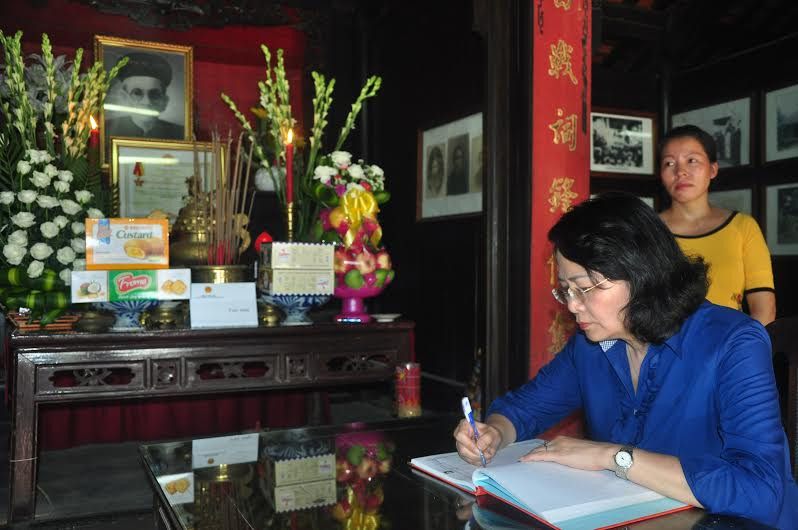 Phó Chủ tịch nước Đặng Thị Ngọc Thịnh đến viếng hương Cụ Huỳnh Thúc Kháng và viết vào sổ lưu niệm.  