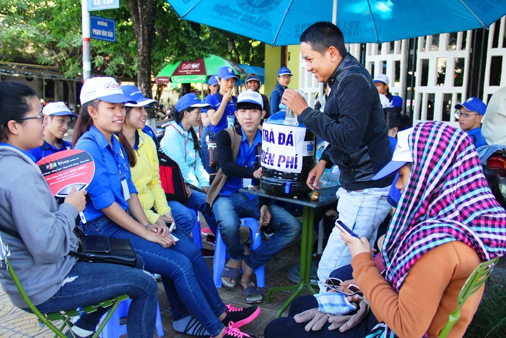 Bình trà miễn phí của anh Hà giúp các tình nguyện viên và người nhà thí sinh có được nguồn nước giải khát. Ảnh: ALĂNG NGƯỚC