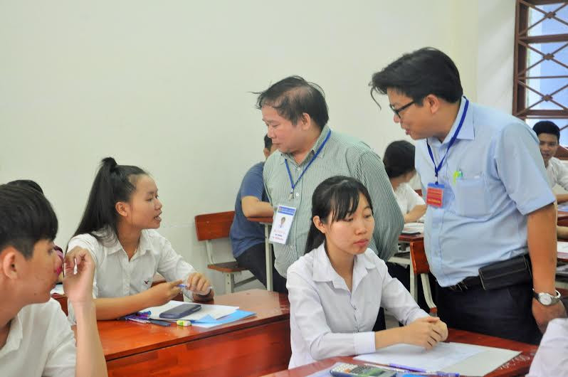Thứ trưởng Bùi Văn Ga thăm hỏi, động viên các TS làm bài tốt