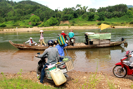 Con đò xuống cấp “gồng mình” chở người qua sông.