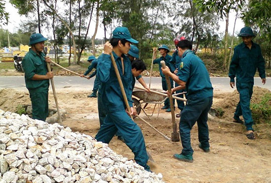 Dân quân Hà Lam giúp dân làm giao thông.